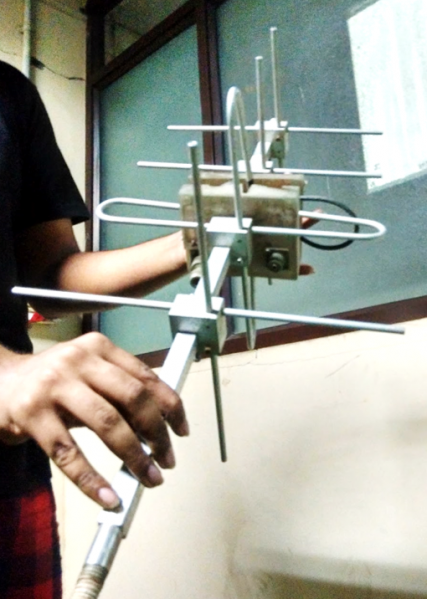 File:CrossedYagi.png